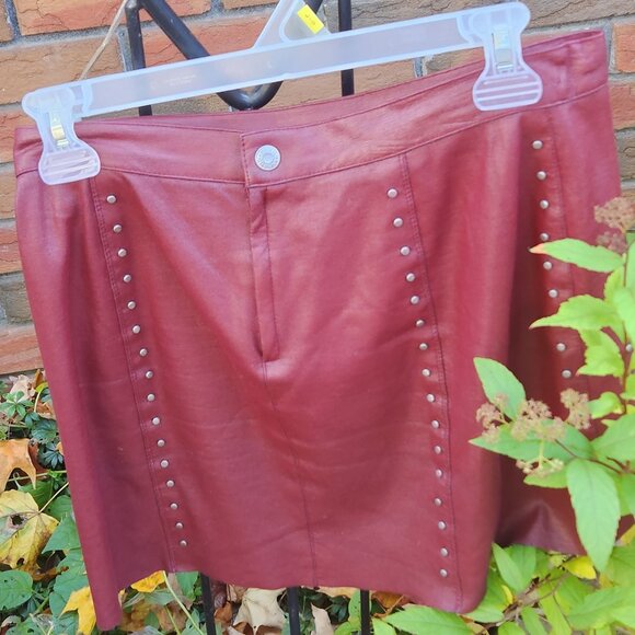 I'm  too sexy Guess faux leather rivet mini skirt burgundy Sz 26 - Picture 3 of 5